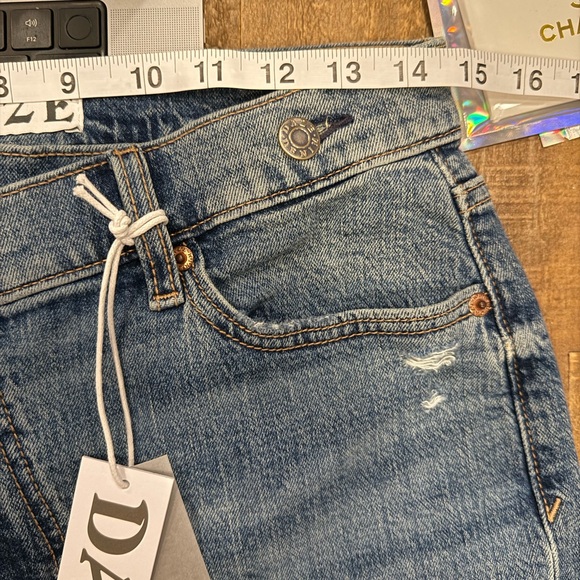 DAZE Sundaze Crossover Jeans 27 Drift Asymmetrical High Rise NWT - Picture 10 of 11
